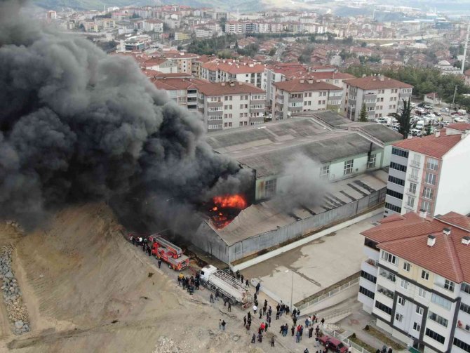 Oto yedek parça deposunda çıkan yangında soğutma çalışmaları sürüyor