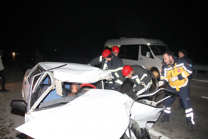 Otomobil tıra arkadan çarptı, sıkışan sürücü yaşamını yitirdi