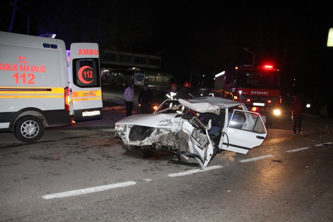 Otomobil tıra arkadan çarptı, sıkışan sürücü yaşamını yitirdi