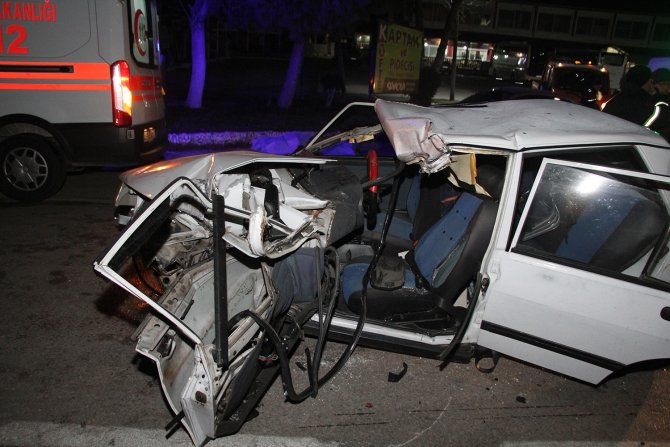 Otomobil tıra arkadan çarptı, sıkışan sürücü yaşamını yitirdi