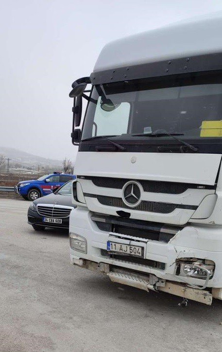 Otomobiller çarpıştı; 2 yaralı