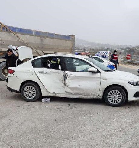 Otomobiller çarpıştı; 2 yaralı