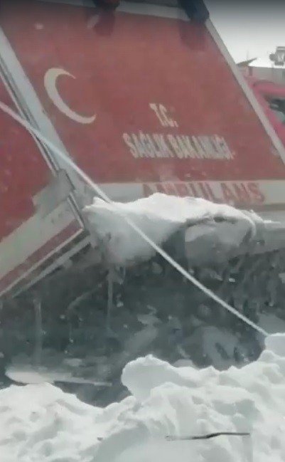 Paletli ambulans yan yattı