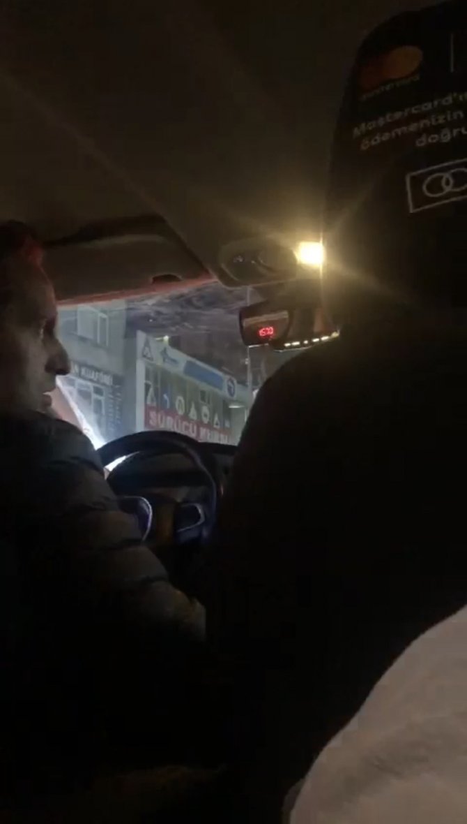 Taksici ile yolcular arasında tartışma: “Beğenmiyorsan inersin”