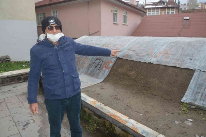 Tokat’ta 8 asırlık tarihi türbenin kurşun çatı levhaları çalındı