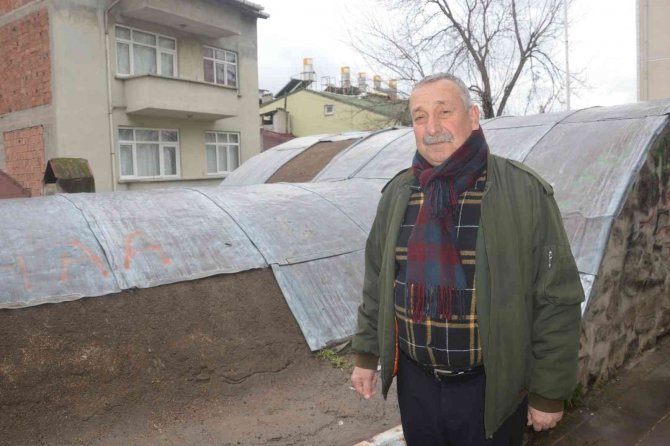Tokat’ta 8 asırlık tarihi türbenin kurşun çatı levhaları çalındı