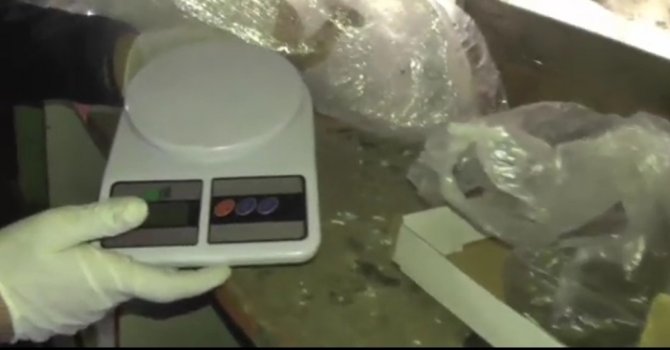 Torbacı çiftliğine baskın: Yüklü miktarda uyuşturucu ele geçirildi