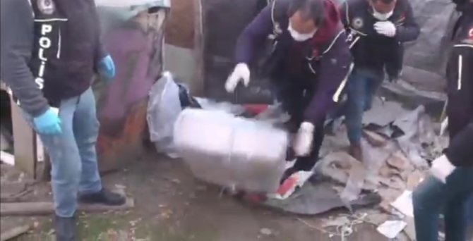 Torbacı çiftliğine baskın: Yüklü miktarda uyuşturucu ele geçirildi