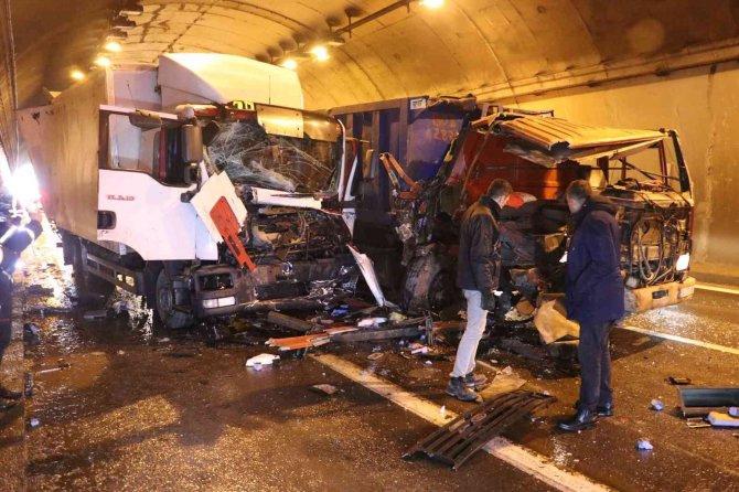 Tünelde feci kaza, 3 kamyon birbirine girdi