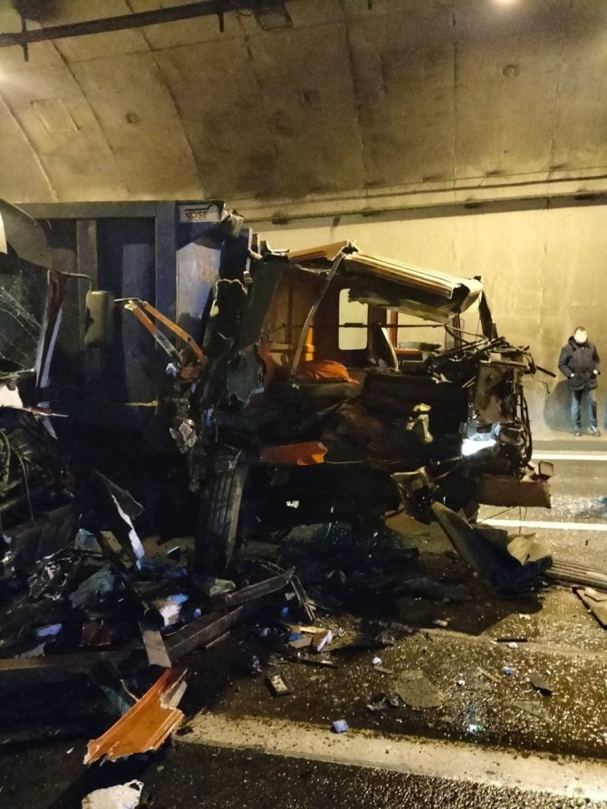 Tünelde feci kaza, 3 kamyon birbirine girdi
