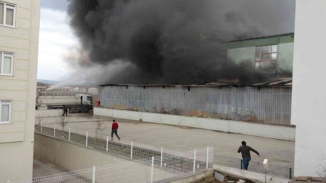 Yangının çıktığı depodaki malzemeleri çıkartmak için zamanla yarıştılar