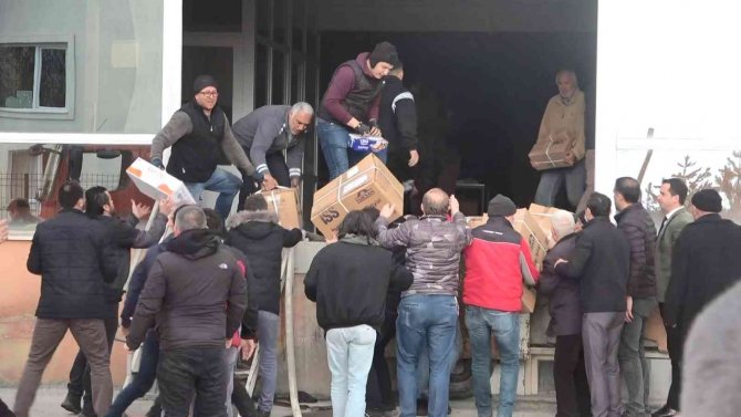 Yangının çıktığı depodaki malzemeleri çıkartmak için zamanla yarıştılar