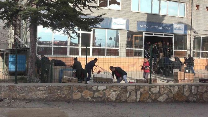 Yangının çıktığı depodaki malzemeleri çıkartmak için zamanla yarıştılar