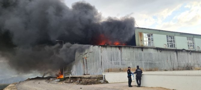 Yedek parça deposunda korkutan yangın