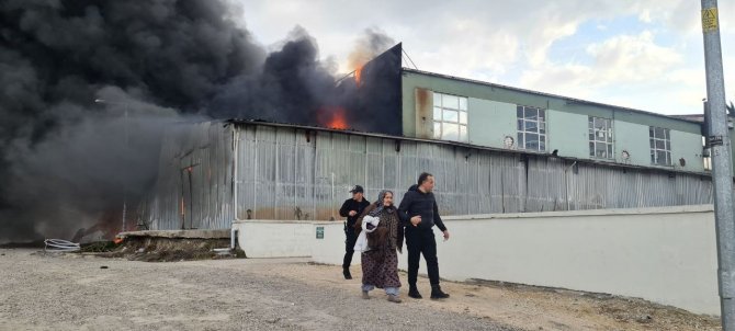 Yedek parça deposunda korkutan yangın