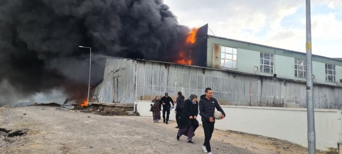 Yedek parça deposunda korkutan yangın