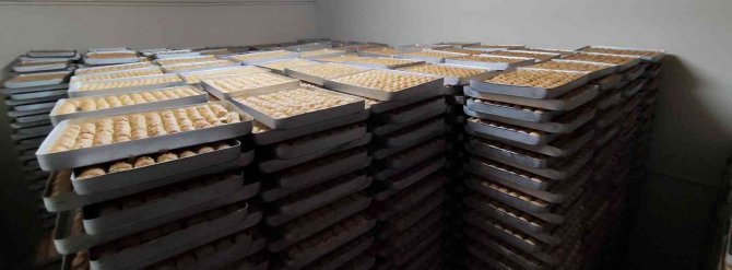 4 bin tepsi baklava yaptı Ramazanı bekliyor