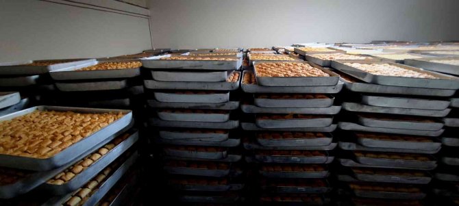 4 bin tepsi baklava yaptı Ramazanı bekliyor