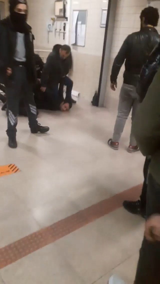 Alkollü şahıs güvenlik görevlilerine zorluk çıkardı