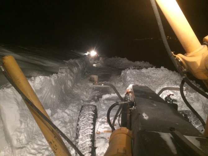 Ardahan-Şavşat karayolu ulaşıma kapandı: Bir ilçede okullar tatil edildi