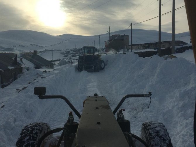 Ardahan-Şavşat karayolu ulaşıma kapandı: Bir ilçede okullar tatil edildi