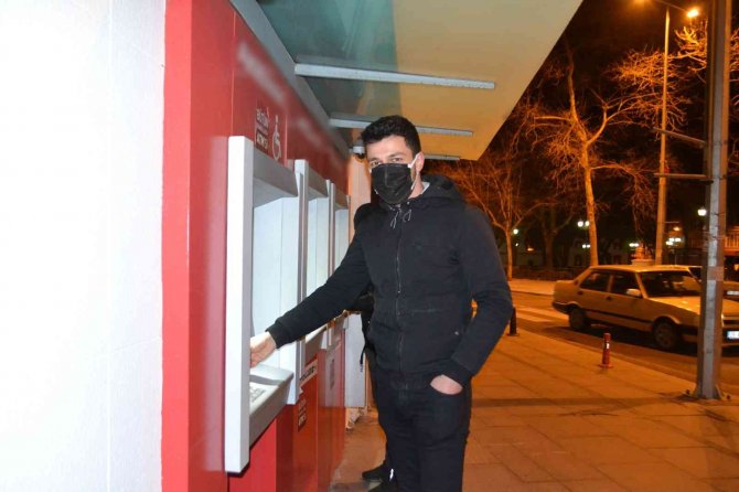 ATM’de unutulan emekli maaşını kapan hırsız kamerada