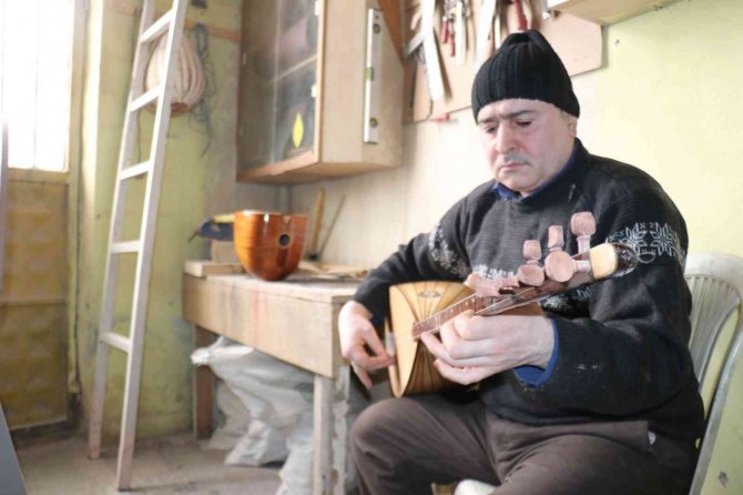 Bağlamayı hem üretiyor hem de çalıyor