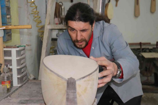 Bağlamayı hem üretiyor hem de çalıyor