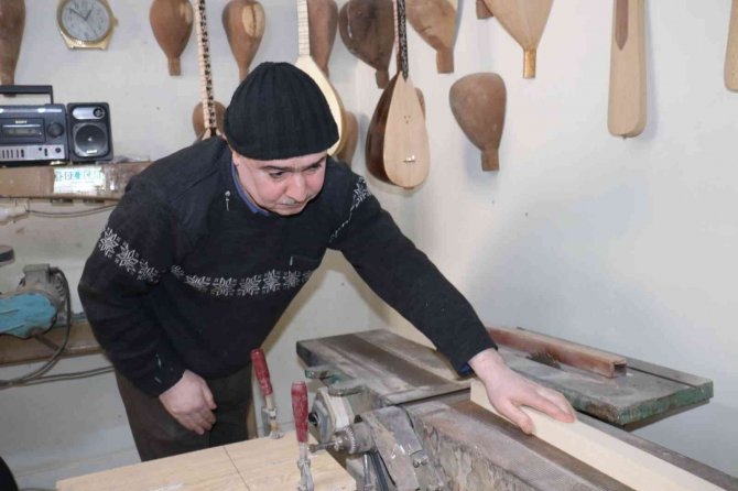 Bağlamayı hem üretiyor hem de çalıyor