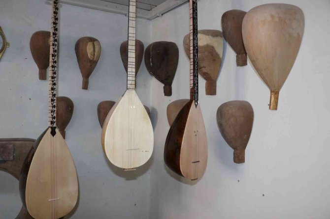 Bağlamayı hem üretiyor hem de çalıyor