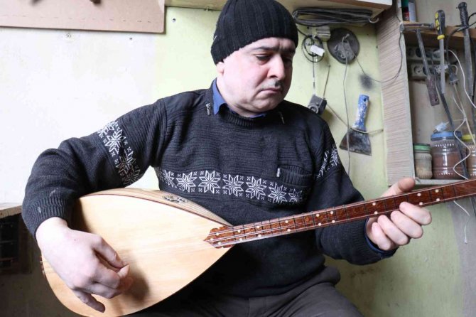 Bağlamayı hem üretiyor hem de çalıyor