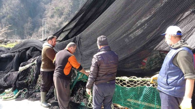 Balık av sezonu bitmedi ama onlar erkenden paydos ederek limana demir attı