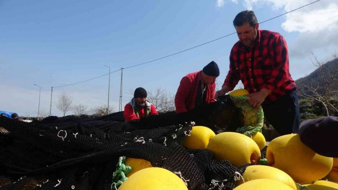 Balık av sezonu bitmedi ama onlar erkenden paydos ederek limana demir attı