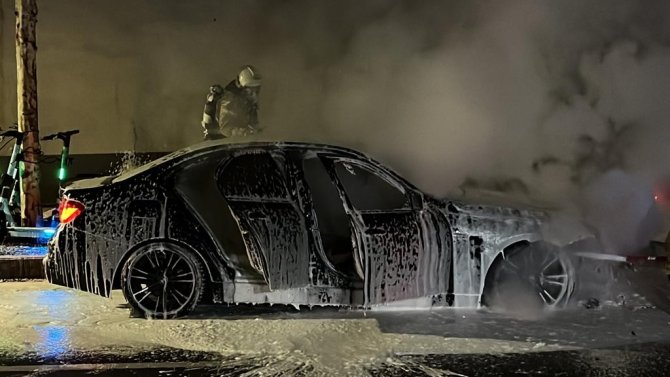 Beşiktaş’ta olaylı gece: Lüks aracının yandığını görünce önce ağladı, sonra kavga etti