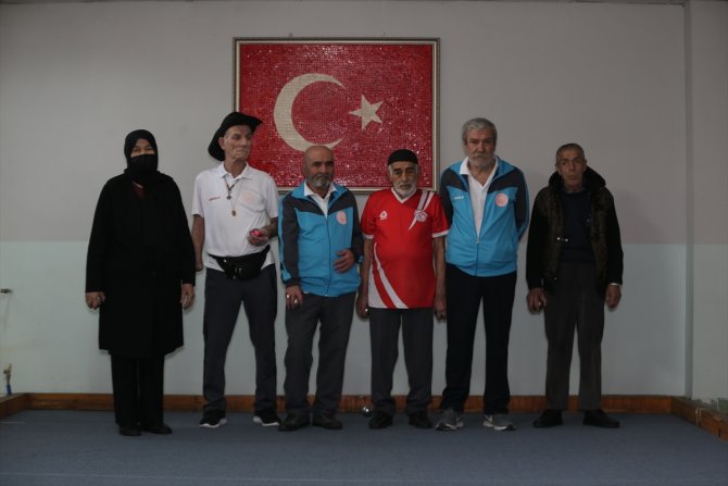 Huzurevi sakinleri tiyatro ve sporla sosyalleşiyor