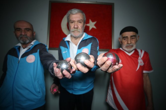 Huzurevi sakinleri tiyatro ve sporla sosyalleşiyor