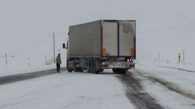 Buzlanan yolda kalan tır sürücülerinin zorlu sınavı