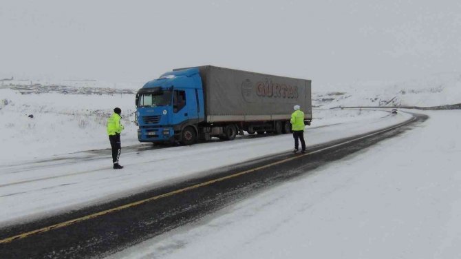 Buzlanan yolda kalan tır sürücülerinin zorlu sınavı