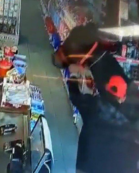 Çaldığı atla markete girip attan kasada indi