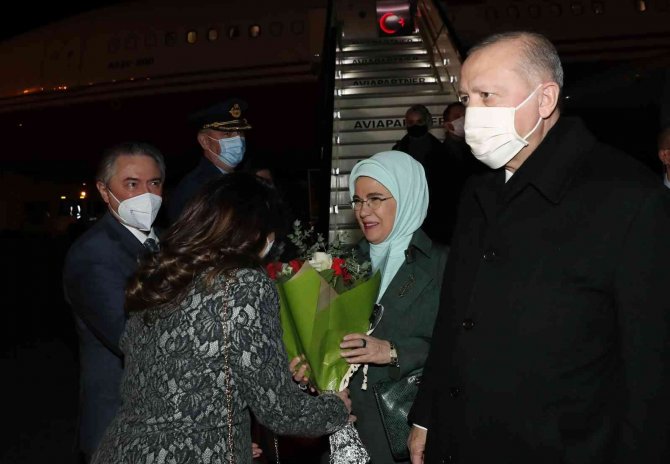 Cumhurbaşkanı Erdoğan ve eşi, NATO daimi temsilcisi tarafından Brüksel Havaalanında karşılandı
