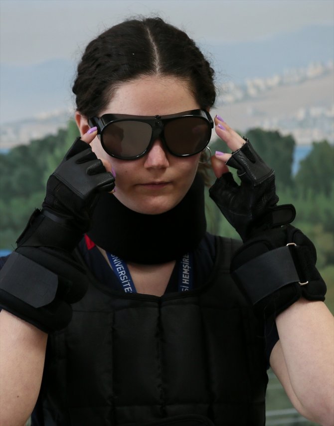 Doktor ve hemşire adayları yaşlıların sıkıntılarını simülasyonla deneyimliyor