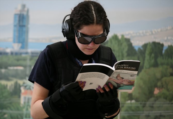 Doktor ve hemşire adayları yaşlıların sıkıntılarını simülasyonla deneyimliyor