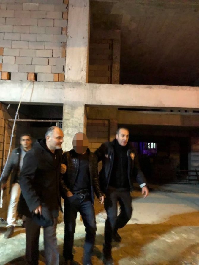 Eşinden boşanınca beş katlı inşaata çıkan adam ekipleri alarma geçirdi