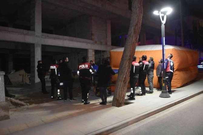 Eşinden boşanınca beş katlı inşaata çıkan adam ekipleri alarma geçirdi