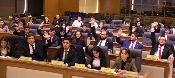 Gençler siyaset provasını mecliste yaptı