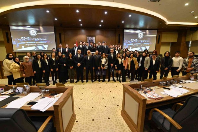 Gençler siyaset provasını mecliste yaptı