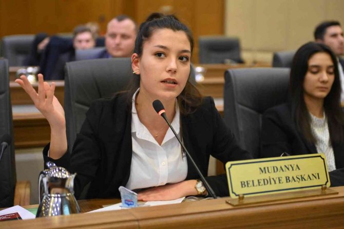 Gençler siyaset provasını mecliste yaptı