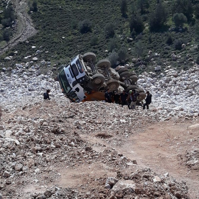 Hafriyat kamyonu uçuruma yuvarlandı