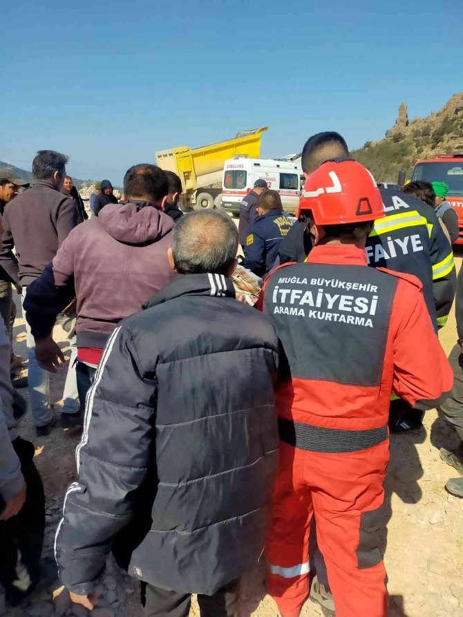 Hafriyat kamyonu uçuruma yuvarlandı