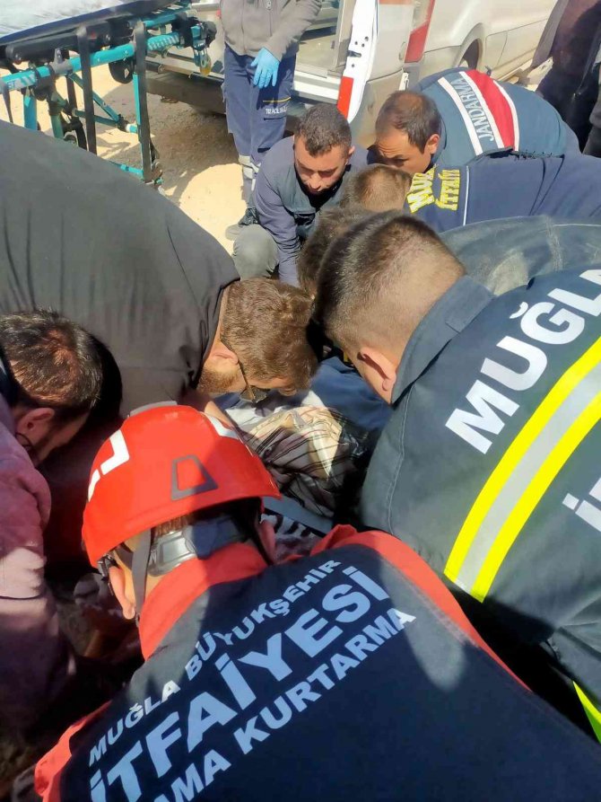 Hafriyat kamyonu uçuruma yuvarlandı